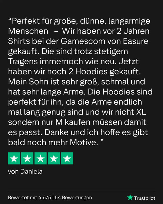 Schwarzer Hoodie mit grünen Sternen und weißem Text auf der Vorderseite, aus weichem Baumwollmaterial gefertigt.