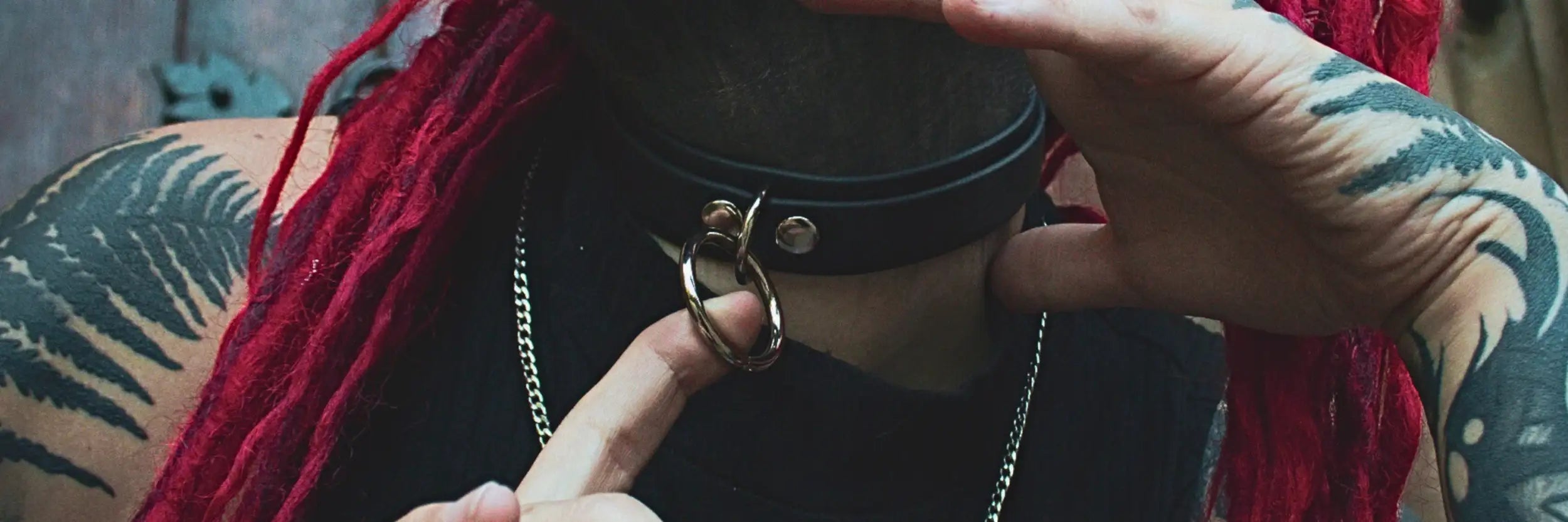 Schwarzer Leder-Choker mit silberfarbenem Metallring und Verschluss