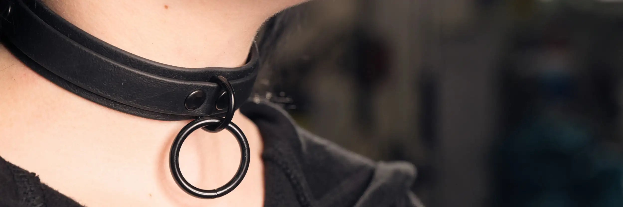 Schwarzer Leder-Choker mit zentraler Ringbefestigung