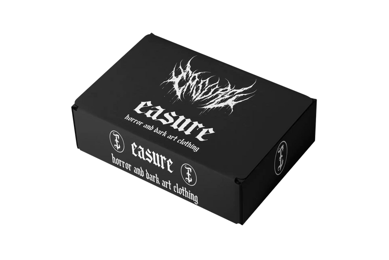 Schwarzer rechteckiger Kasten mit weißer „Schatz“-Marke und gotisch gestaltetem Logo, beschriftet als Paket für Horror- und dunkle Kunst-Kleidung.