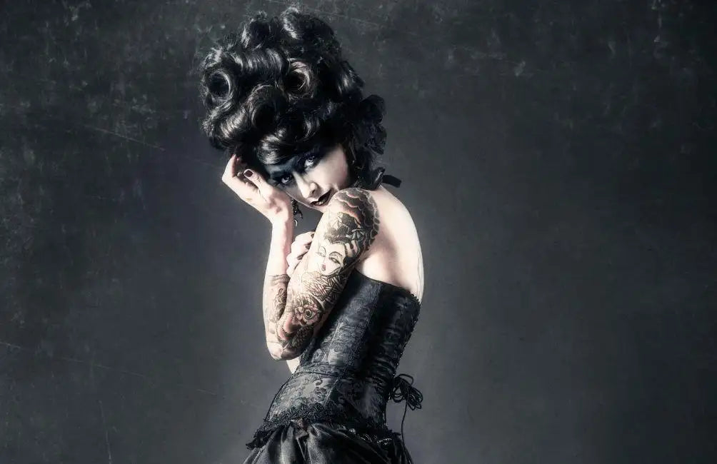 Schwarzer Spitzen-Korsett mit aufwendiger Verarbeitung und strukturiertem Oberteil.