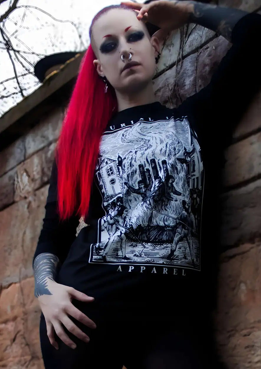 Schwarzes langärmeliges Graphic-T-Shirt mit einer detaillierten Schwarz-Weiß-Illustration einer gotischen Szene und dem Wort 'apparel' gedruckt darunter.