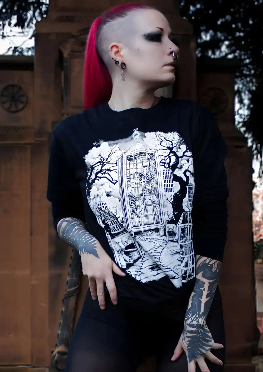 Schwarzes langärmliges Graphic-T-Shirt mit einer weißen detaillierten Illustration einer gotischen Käfigszene