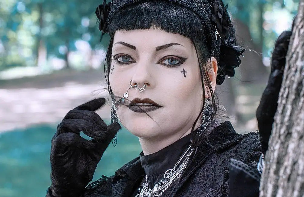 Schwarzes Spitzenkleid im gotischen Stil mit aufwendiger Silberstickerei und hohem Kragen