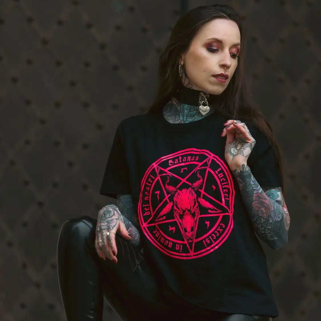 Schwarzes T-Shirt mit einem fetten roten Pentagramm-Design, das einen Ziegenkopf und okkulte Texte um den Kreis herum zeigt.