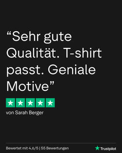 Ein schwarzes T-Shirt mit einer weißen Textbewertung und fünf grünen Sternen.