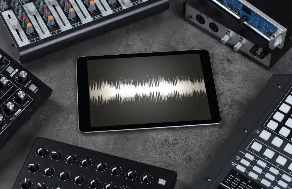 Schwarzes Tablet, das eine weiße Audio-Wellenform auf seinem Bildschirm anzeigt.