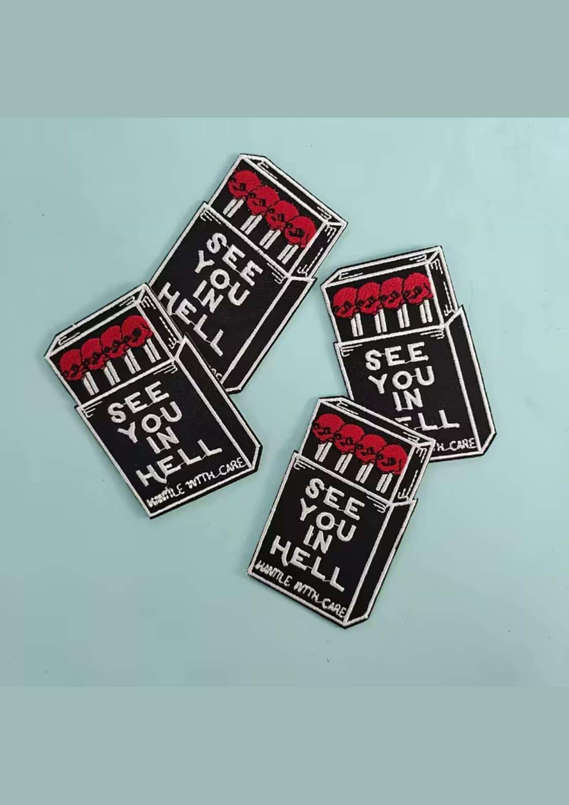 Schwarz-rotes gesticktes gothic patch im matchbox-design mit see you in hell schrift und schädeln auf jedem streichholz