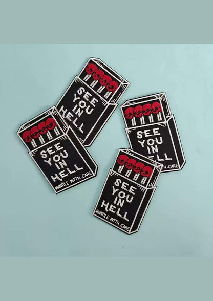 Schwarz-rotes gesticktes gothic patch im matchbox-design mit see you in hell schrift und schädeln auf jedem streichholz
