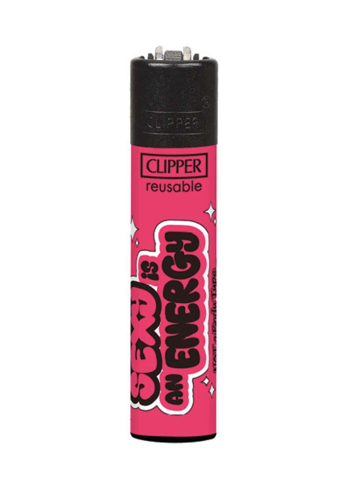 Ein pinker clipper feuerzeug nachfüllbar mit dem schwarzen und weißen schriftzug sexy is an energy für gothic und dark fashion fans