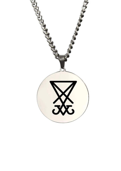Silberne sigil amulett halskette mit schwarzem umgekehrtem dreieck und dunkler ästhetik offene mund halskette