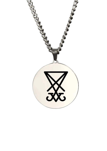 Silberne sigil amulett halskette mit schwarzem umgekehrtem dreieck und stilisiertem symbol im gotischen stil