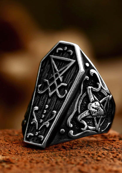 Dunkelsilberner sigil coffin ring mit pentagramm, wirbelmustern und skelett in gotischem horror-design