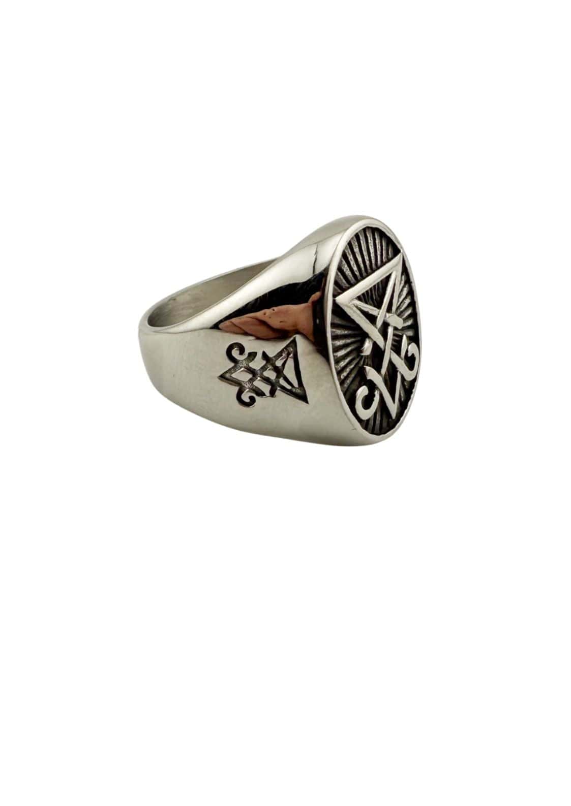 Silberner edelstahl sigil ring mit pentagramm, schwarzer einlage und strukturierter oberfläche, chinesischer ring design