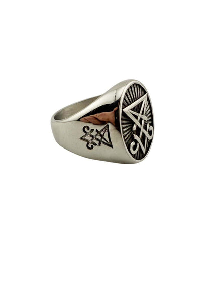 Silberner edelstahl sigil ring mit pentagramm, schwarzer einlage und strukturierter oberfläche, chinesischer ring design