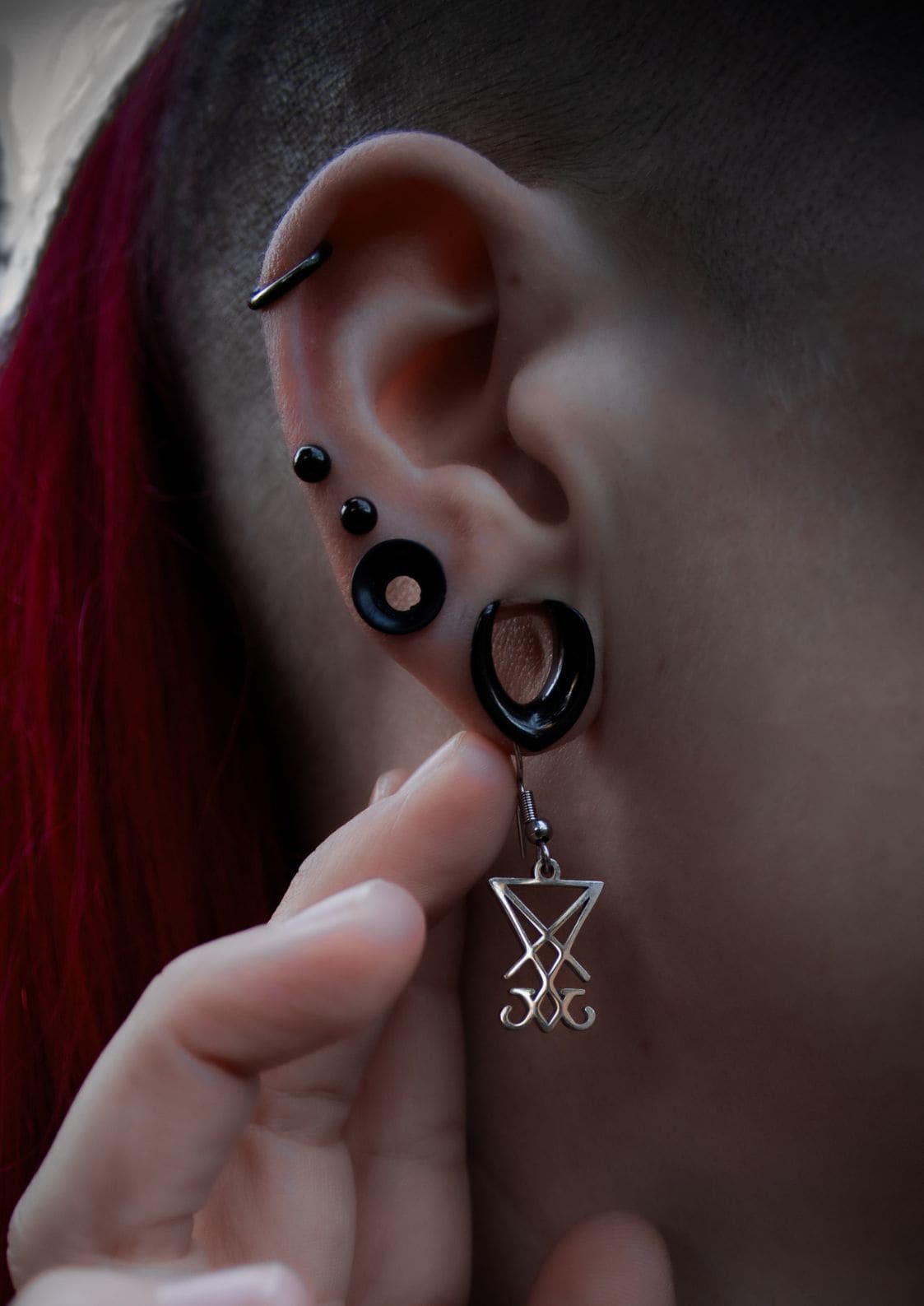 Schwarze und silberne Edelstahl Ohrringe SIGIL mit gotischem umgekehrtem Dreieck-Anhänger aus China