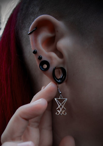 Schwarze und silberne Edelstahl Ohrringe SIGIL mit gotischem umgekehrtem Dreieck-Anhänger aus China