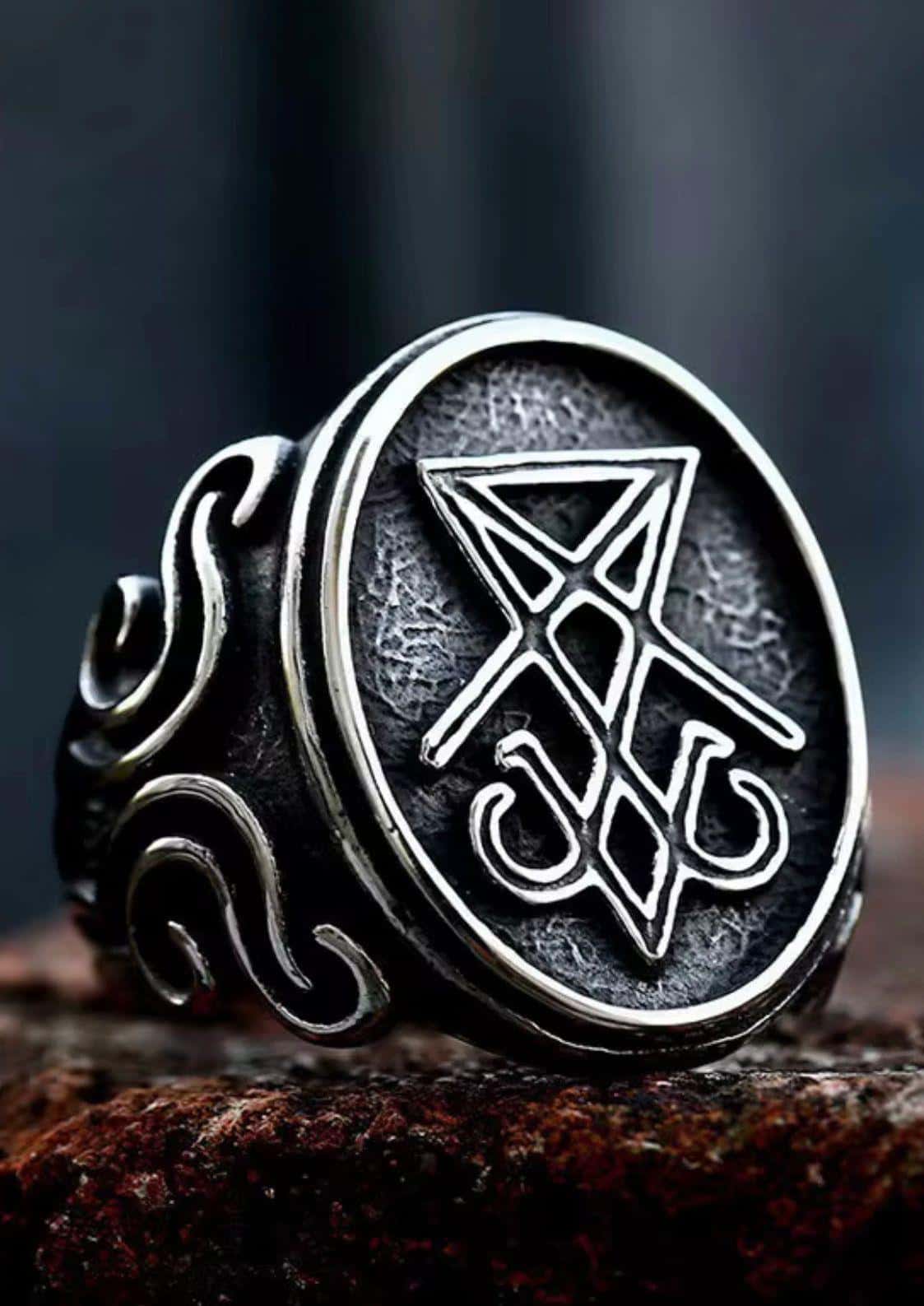 Silberner ring sigil outline mit ovalem gesicht und pentagramm gothic schmuck mit detaillierten mustern