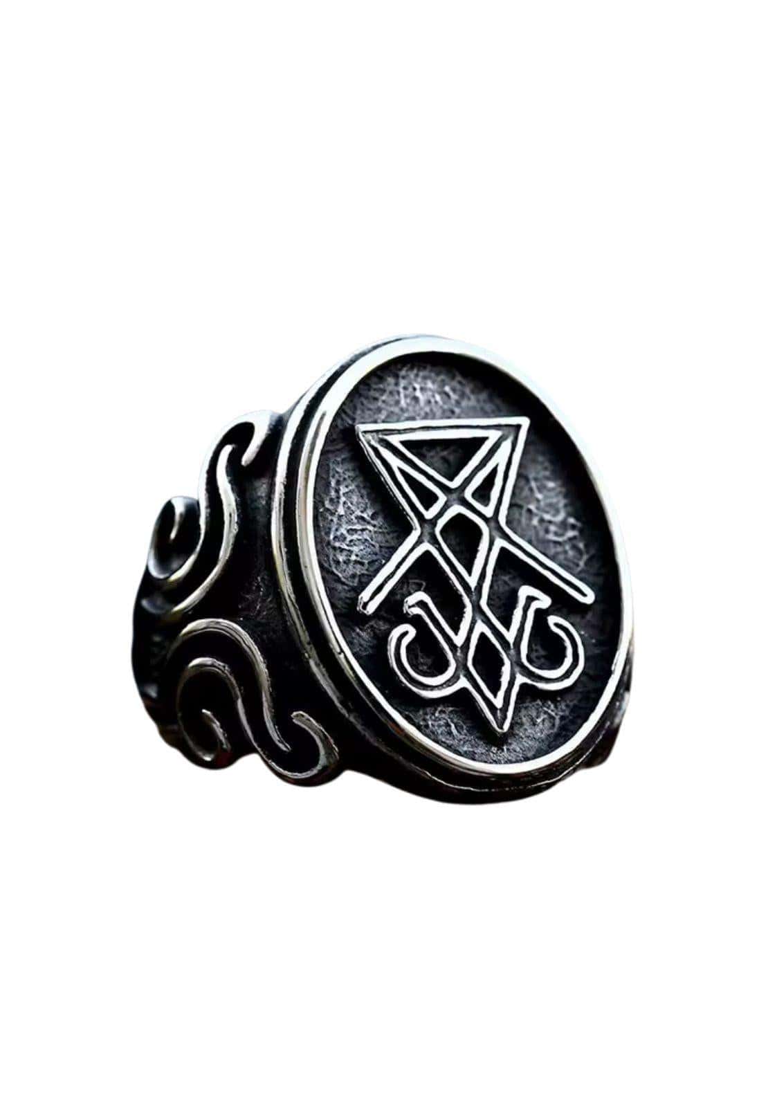 Silberner gothic schmuck ring sigil outline mit ovalem pentagramm und antiken wirbelnden seitenbändern