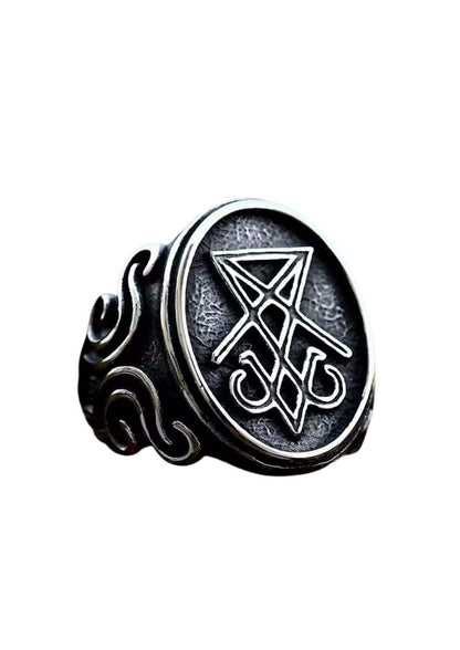 Silberner gothic schmuck ring sigil outline mit ovalem pentagramm und antiken wirbelnden seitenbändern