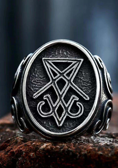 Sigil outline ring aus dunkel strukturiertem silber mit geometrischem symbol und ornamentalen scrollarbeiten, gothic schmuck
