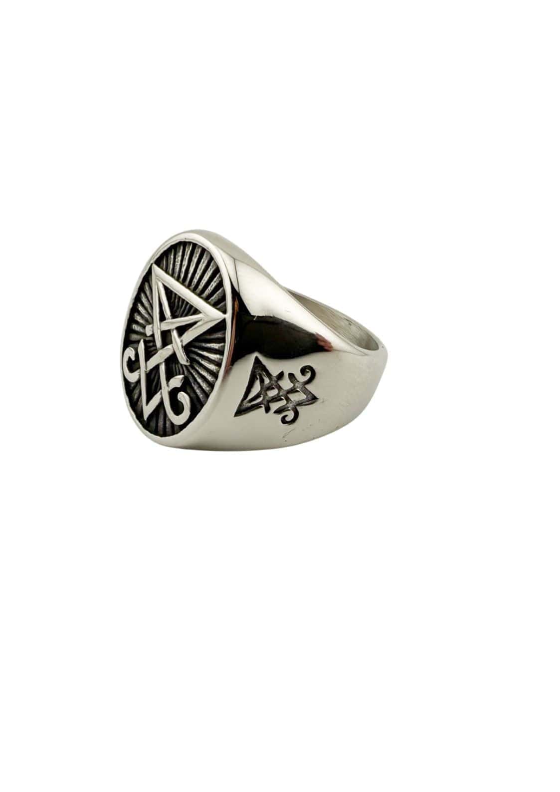 Silberner edelstahl sigil ring mit graviertem pentagramm, strahlen und chinesischer ring mit kleiner dreieckiger symbolseite