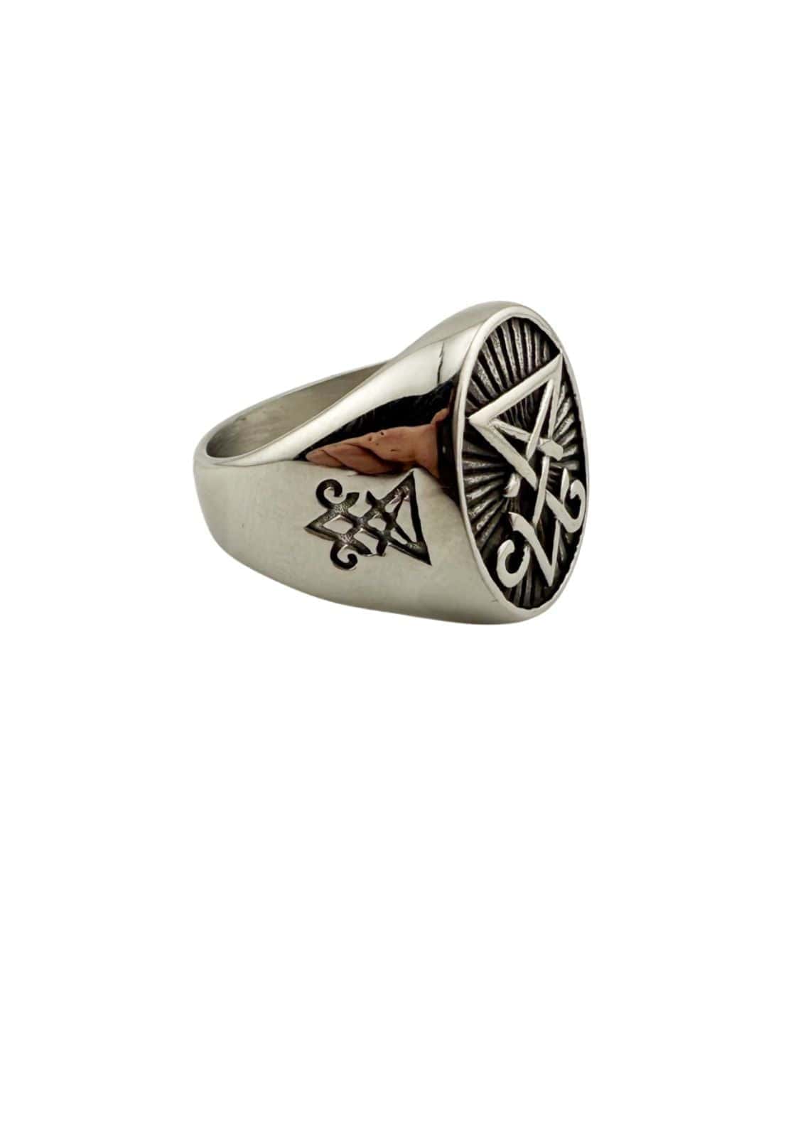 Silver sigil ring aus edelstahl mit eingraviertem pentagramm und dreieckigem emblem, chinesischer ring design