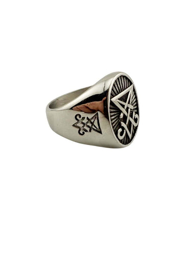Silver sigil ring aus edelstahl mit eingraviertem pentagramm und dreieckigem emblem, chinesischer ring design