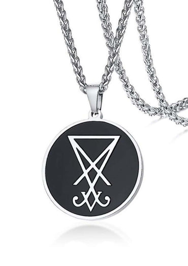 Silberne sigil round halskette mit schwarzer emaille und weißem invertiertem dreieck sowie stilisiertem kreuz für gothic und horror fans