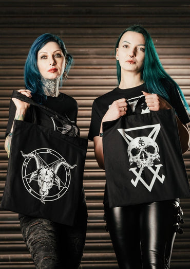 Schwarze Segeltuch-Tasche Sigil Skull mit weißem gotischem Symbol und Metal-Schädel