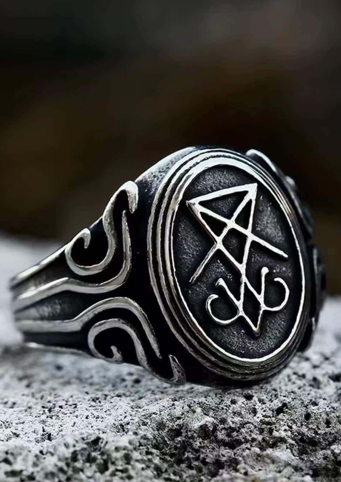 Dunkler oxidierter silberring sigil small mit erhöhtem pentagramm und filigranen mustern im gothic schmuck stil