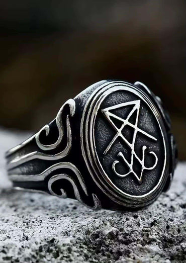 Dunkler oxidierter silberring sigil small mit erhöhtem pentagramm und filigranen mustern im gothic schmuck stil