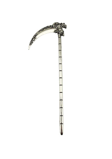 Silberfarbene metall-haarnadel silver death mit verzierter sense als gothic haaraccessoire im dark fantasy stil