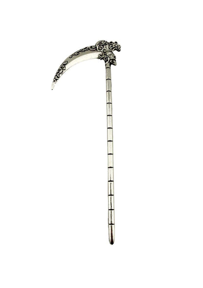 Silberfarbene metall-haarnadel silver death mit verzierter sense als gothic haaraccessoire im dark fantasy stil