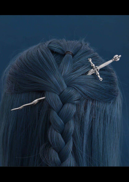 Silberne schwertförmige gothic haarklammer mit filigranen details und dekorativem pommel für besondere anlässe