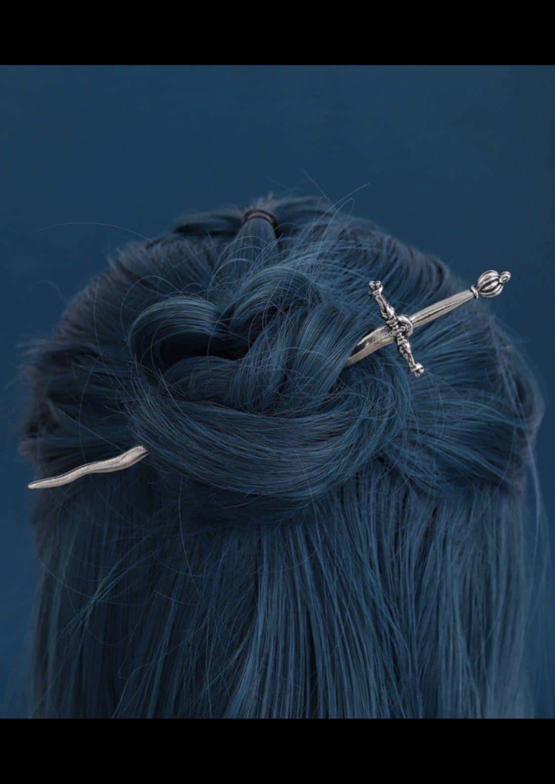 Silberne schwertförmige haarnadel mit detaillierter spitze in tiefblauem geflochtenem haar für besondere anlässe gothic haarklammer bat moon