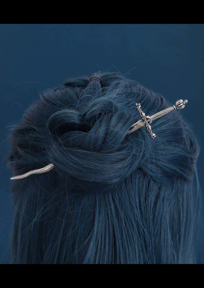Silberne schwertförmige haarnadel mit detaillierter spitze in tiefblauem geflochtenem haar für besondere anlässe gothic haarklammer bat moon