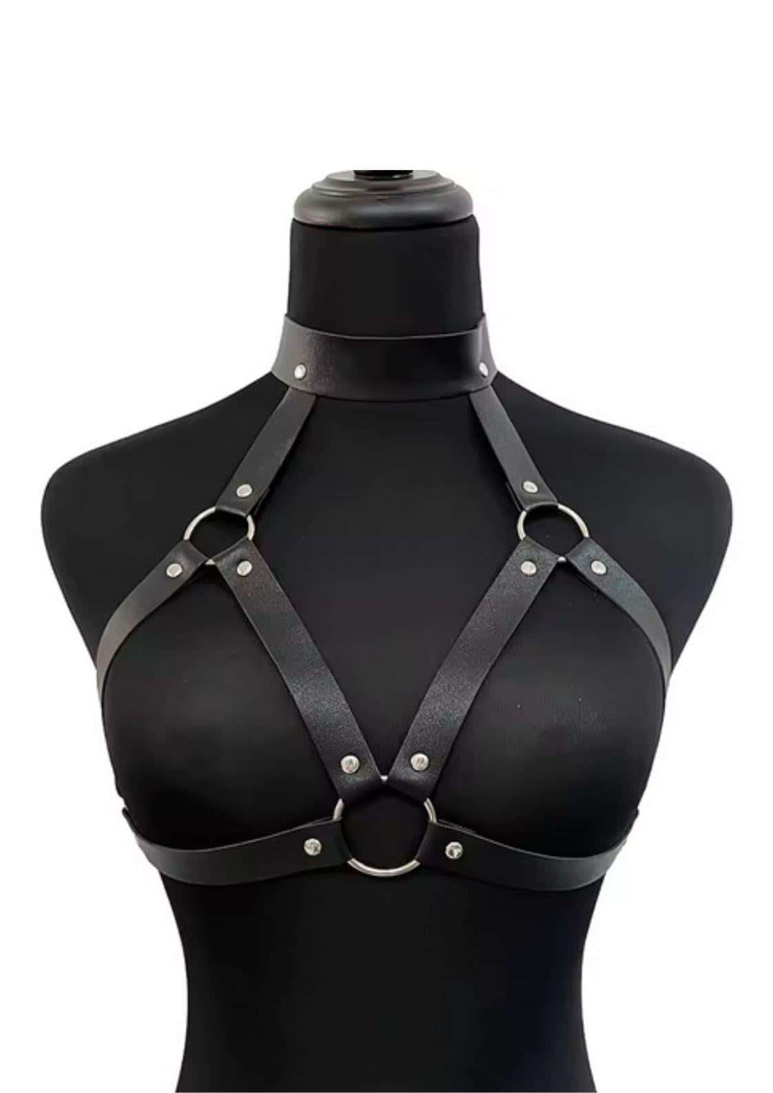 Schwarzer single breast leder harness mit silbernen metallringen und nieten für gothic dark fashion outfits