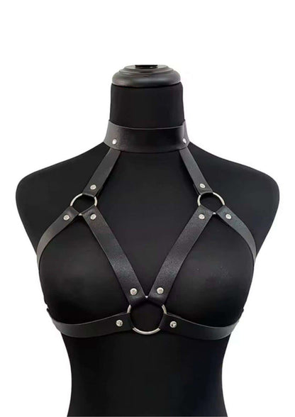 Schwarzer single breast leder harness mit silbernen metallringen und nieten für gothic dark fashion outfits