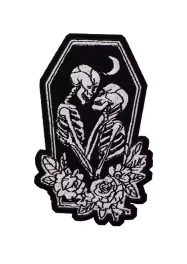 Schwarzweiß bestickter patch mit skelett coffin motiv zeigt zwei umarmende rückgratfiguren mit rosen im gothic horror stil