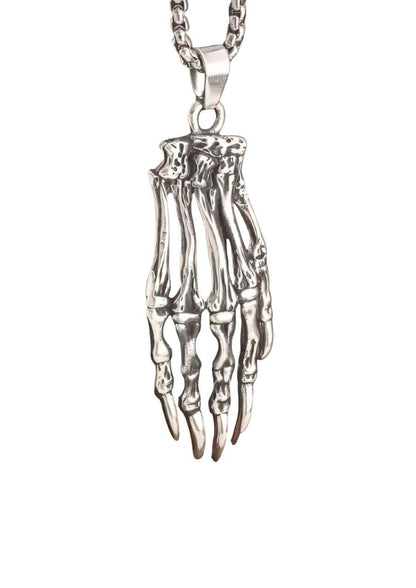 Silberne skelett hand halskette mit detaillierter knochenstruktur und hochwertigen edelstahlschmuck design