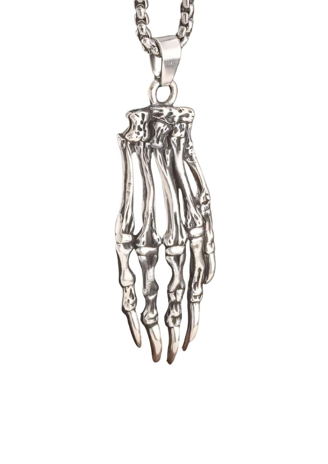 Silberne skeleton hand halskette mit detailreicher knochenstruktur und krallenartigen fingern an passender kette