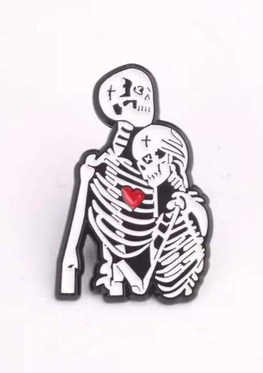 Schwarz-weiße enamel pin skelett-liebe mit rotem herz und gothic anstecknadel im dunkle kunst stil