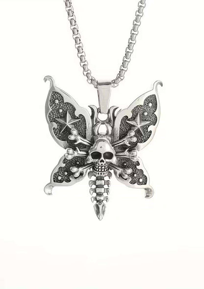Silberne butterfly-halskette mit schädel und gekreuzten knochen, gothisches design für gothic kleidung und horror fans