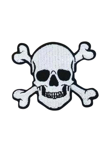 Skull crossed bones patch mit schwarzen details auf weißem hintergrund aus stoff für kleidung und zubehör