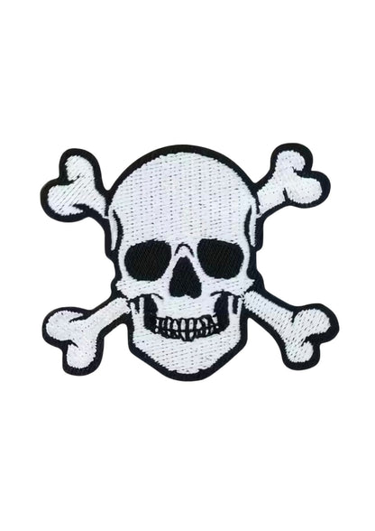 Totenkopfflecken mit schwarzen Details auf weißem Hintergrund.