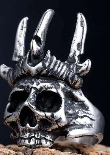 Detaillierter silberner skull crown ring mit drei scharfen, gebogenen hörnern für gothic und dark fashion fans