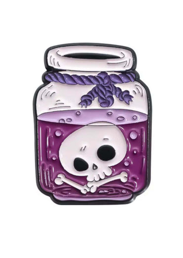 Lila skull glass pin mit schwarzen akzenten und silberner seiloptik im gothic horror stil