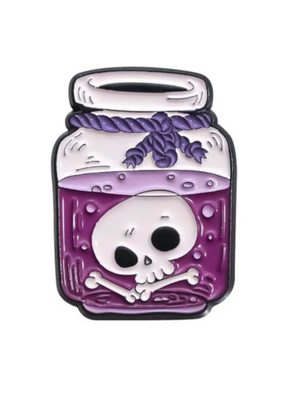 Lila Totenkopf-Glasnadel mit schwarzen Akzenten und einem silbernen Seil-Design.