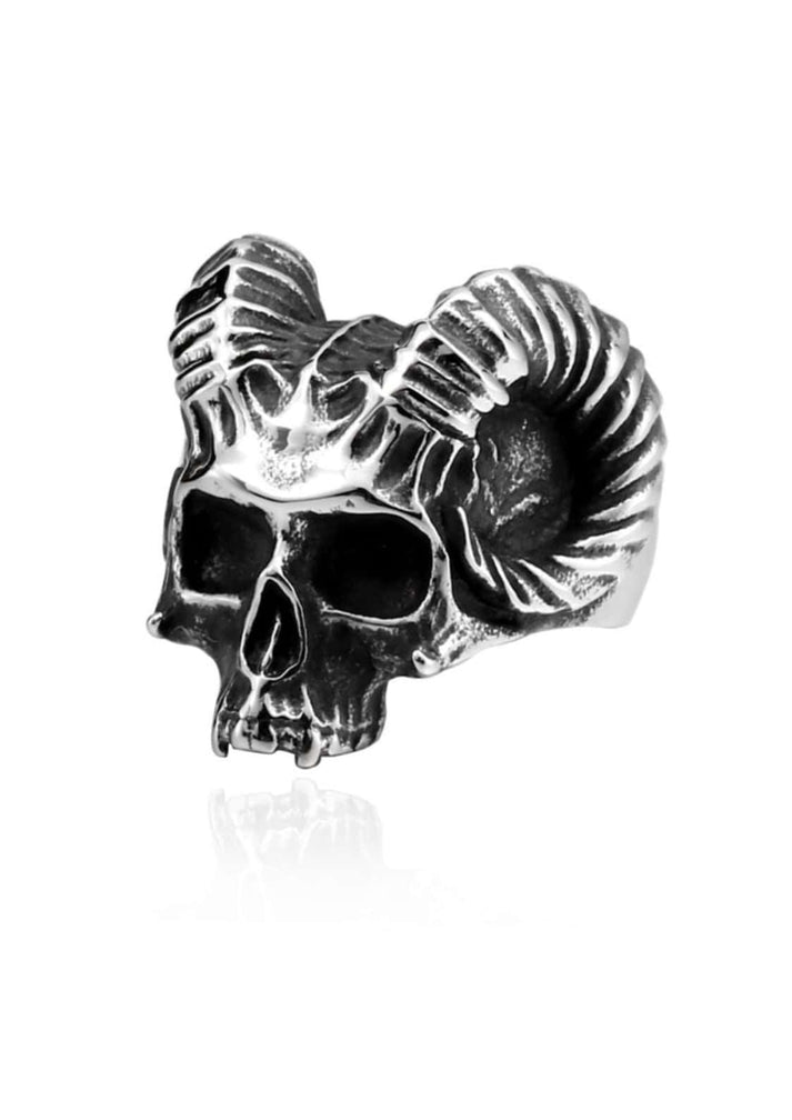 Silberner gothic ring mit schädelform und auffälligen widderhörnern im horror stil skull horns design